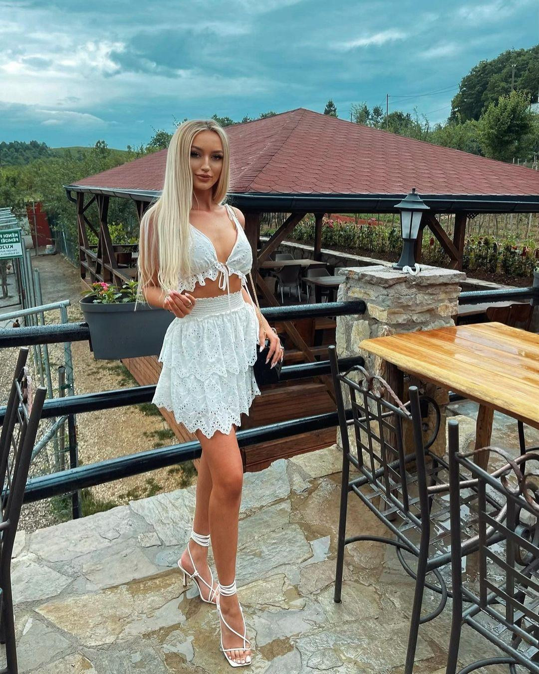 Với vẻ đẹp ngọt ngào như búp bê của mình, cô hứa hẹn sẽ gây chú ý tại cuộc thi Miss Universe 2021. Với vẻ đẹp ngọt ngào như búp bê của mình, cô hứa hẹn sẽ gây chú ý tại cuộc thi Miss Universe 2021.