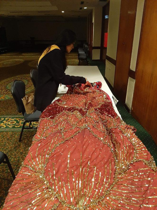 Trang phục dân tộc gặp sự cố ngay trước &apos;giờ G&apos;, Kiều Loan phải tự mày mò để sửa trong hậu trường.