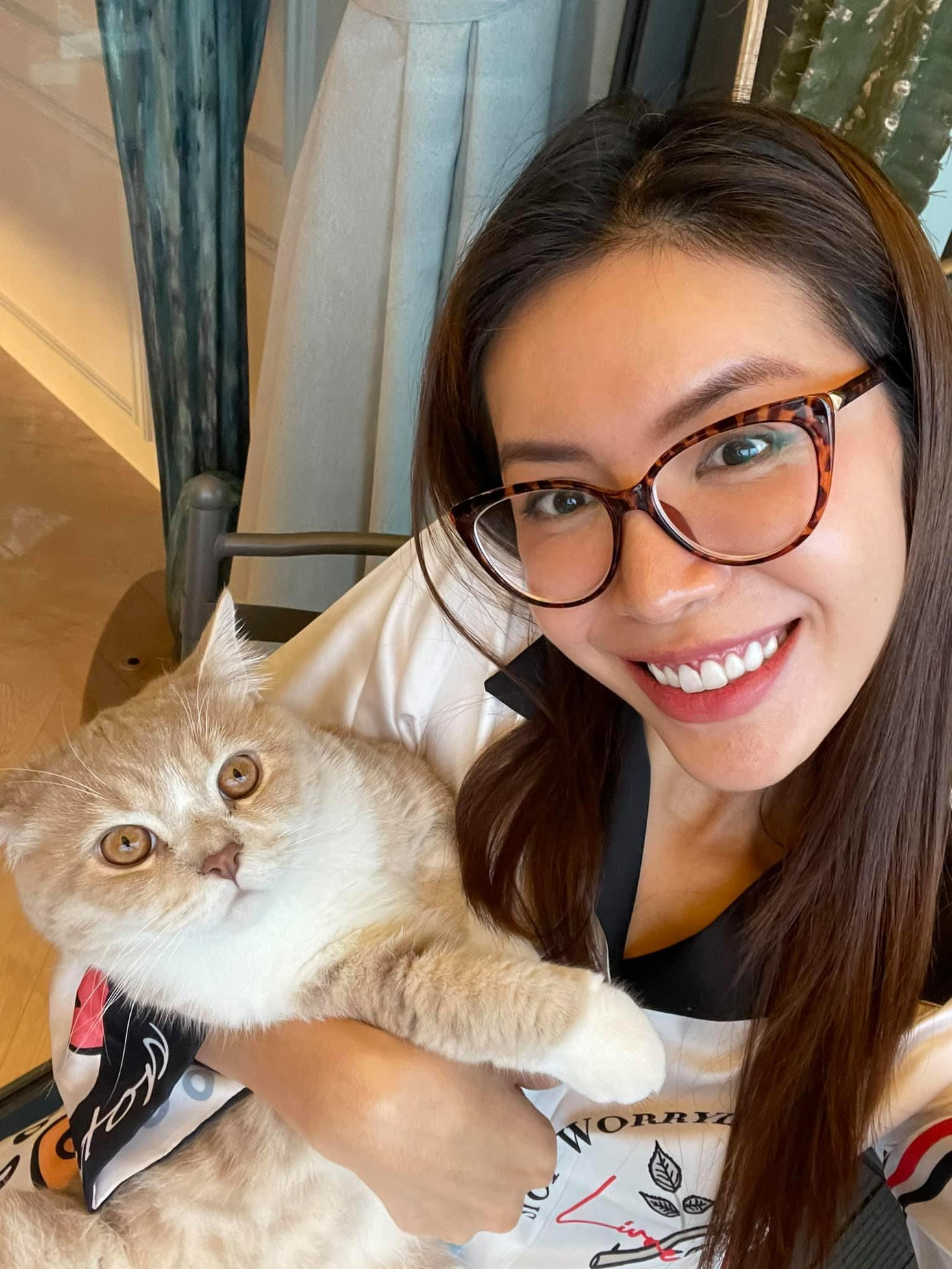 Cô vui vẻ bên những chú cún cưng trong những ngày giãn cách xã hội.