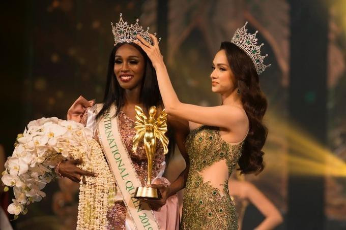 Jazell Barbie Royale khi nhận vương miện từ người tiền nhiệm là Hoa hậu Hương Giang. Jazell Barbie Royale khi nhận vương miện từ người tiền nhiệm là Hoa hậu Hương Giang.