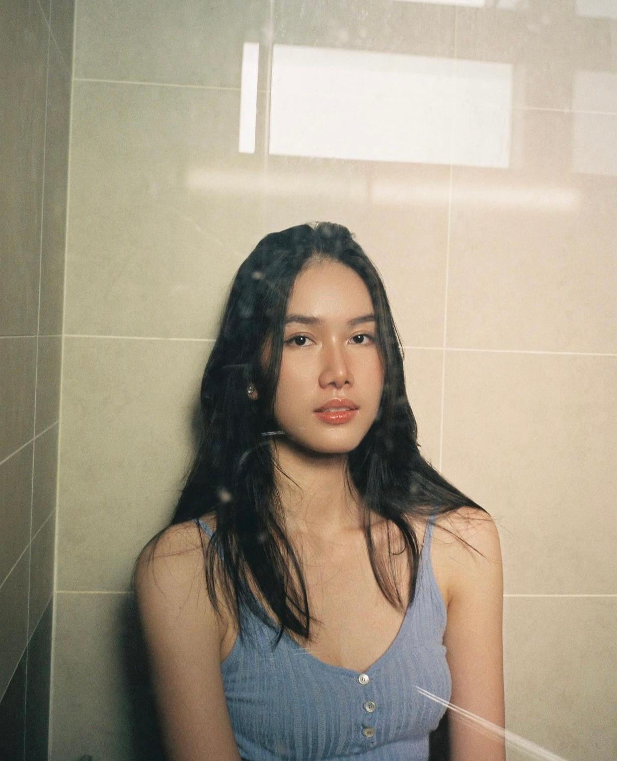 Á hậu Phương Anh diện áo balo quyến rũ khi ở nhà cách ly.