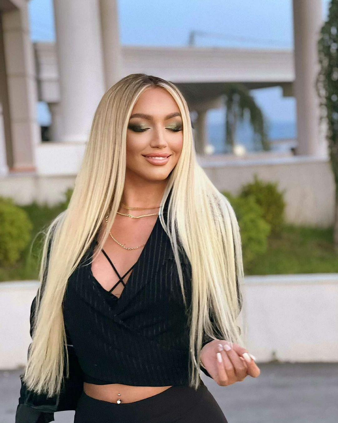 Nhan sắc xinh đẹp của tân Hoa hậu Hoàn vũ Kosovo nhanh chóng nhận được sự khen ngợi từ các fan trên các diễn đàn sắc đẹp. Nhan sắc xinh đẹp của tân Hoa hậu Hoàn vũ Kosovo nhanh chóng nhận được sự khen ngợi từ các fan trên các diễn đàn sắc đẹp.