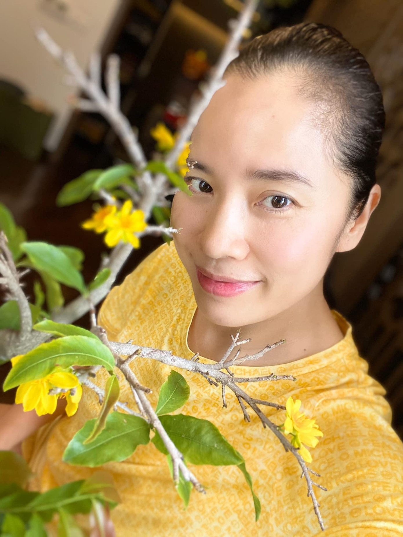 Á hậu Ngô Thuý Hà khoe vẻ trẻ trung khi ở nhà tránh dịch.