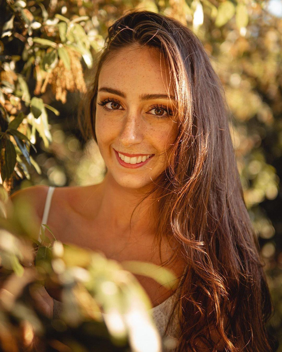 Élodie Sirulnick đang theo học chuyên ngành truyền thông, marketing và quản trị. Cô có kỹ năng giao tiếp tốt bằng tiếng Anh và Pháp. Élodie Sirulnick đang theo học chuyên ngành truyền thông, marketing và quản trị. Cô có kỹ năng giao tiếp tốt bằng tiếng Anh và Pháp.