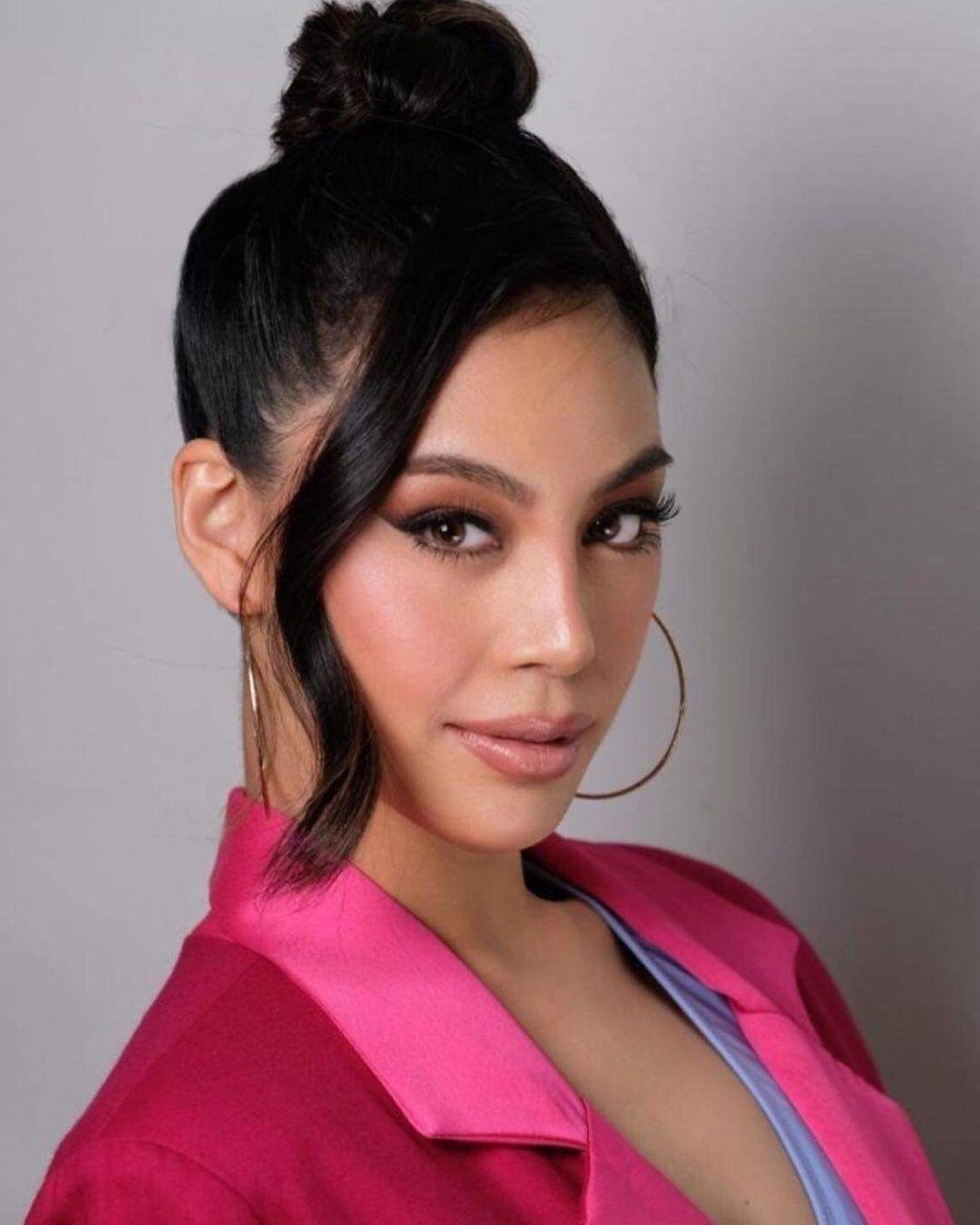 Dindi Pajares hiện đang tham dự cuộc thi Miss World Philippines 2021 với tư cách thí sinh và cô đã rớt nước mắt khi nhận được thông báo này. Người đẹp sau đó được trao vương miện và hoa trong một căn phòng ấm cúng.