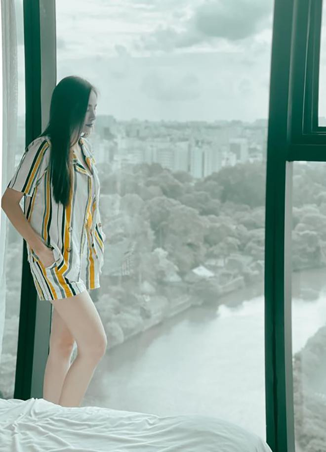 Hoa hậu Diễm Hương diện mốt giấu quần gợi cảm khi ở nhà chống dịch. Hoa hậu Diễm Hương diện mốt giấu quần gợi cảm khi ở nhà chống dịch.