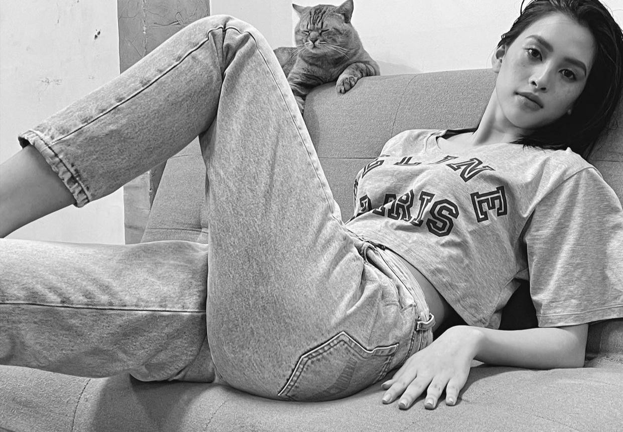 Hoa hậu Tiểu Vy diện trang phục năng động, cá tính khi ở nhà tránh dịch. Hoa hậu Tiểu Vy diện trang phục năng động, cá tính khi ở nhà tránh dịch.