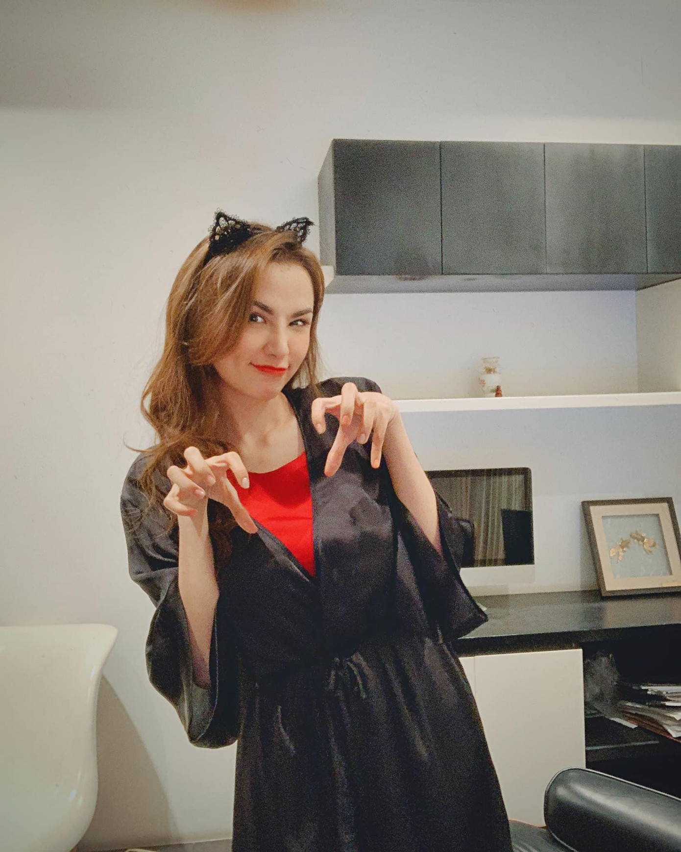 Hoa hậu Diễm Hương nhí nhảnh khi ở nhà thực hiện giãn cách xã hội.