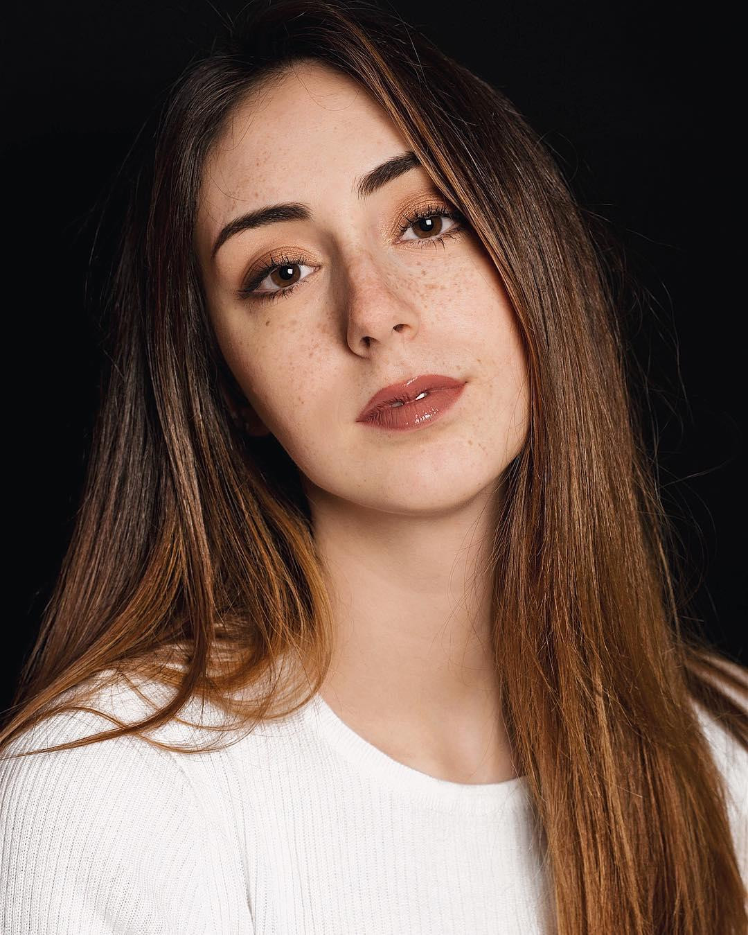 Người đẹp năm nay 24 tuổi, mang hai dòng máu Mỹ - Pháp. Cô sở hữu chiều cao nổi bật 1m79. Người đẹp năm nay 24 tuổi, mang hai dòng máu Mỹ - Pháp. Cô sở hữu chiều cao nổi bật 1m79.