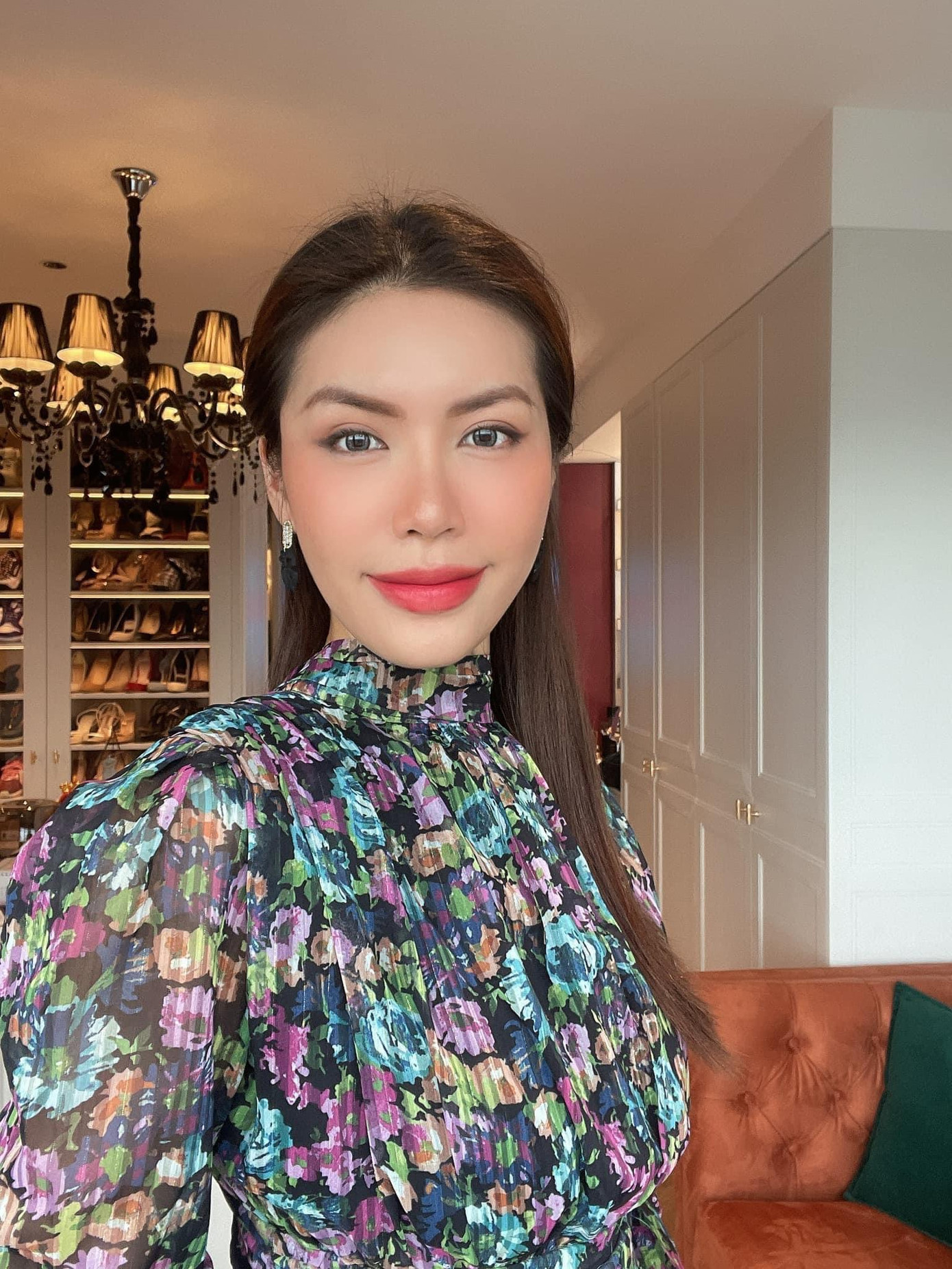 Minh Tú diện đồ kín đáo nhưng vẫn cực xinh đẹp khi ở nhà tránh dịch.