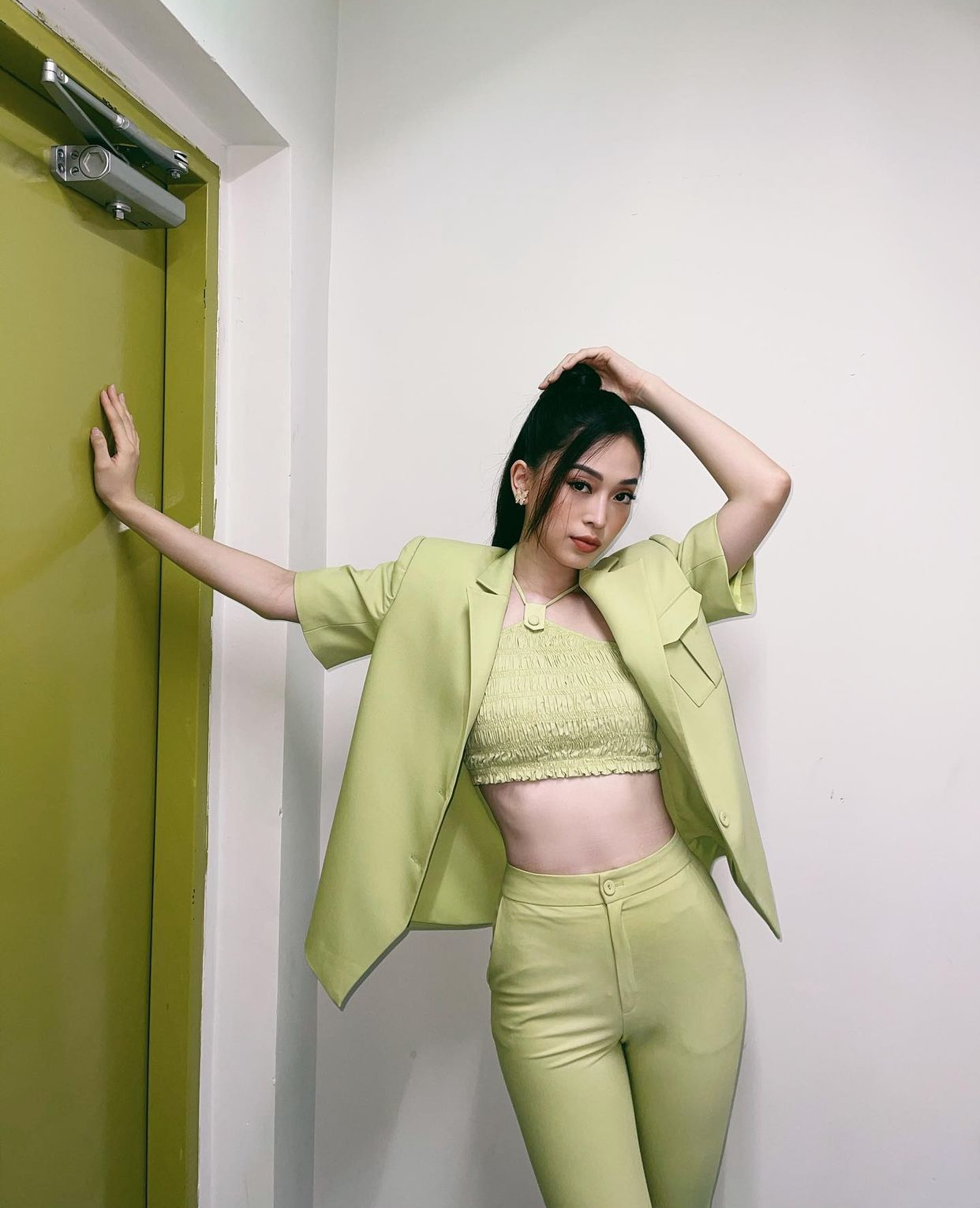 Người đẹp kết hợp áo crop-top với blazer cùng màu, khoe trọn vòng eo 'con kiến' nóng bỏng.