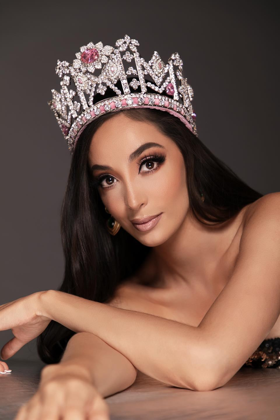 Mới đây, người đẹp Eloísa Gutiérrez Rendón đã được bổ nhiệm trở thành tân Hoa hậu Hoà bình Bolivia. Cô sẽ đại diện cho quốc gia tham dự cuộc thi Miss Grand International 2021 tổ chức tại Thái Lan vào cuối năm nay.