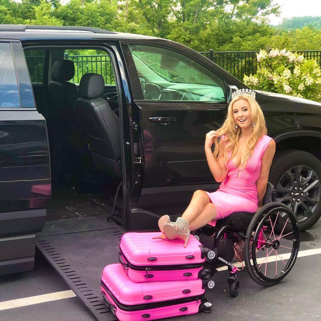 Người đẹp chia sẻ: "Tôi tham gia các cuộc thi vì muốn chứng minh không gì ngăn cản được ước mơ của con người. Vẻ đẹp thực sự là lúc chúng ta biết nắm bắt cơ hội và vượt lên trên định kiến xã hội".