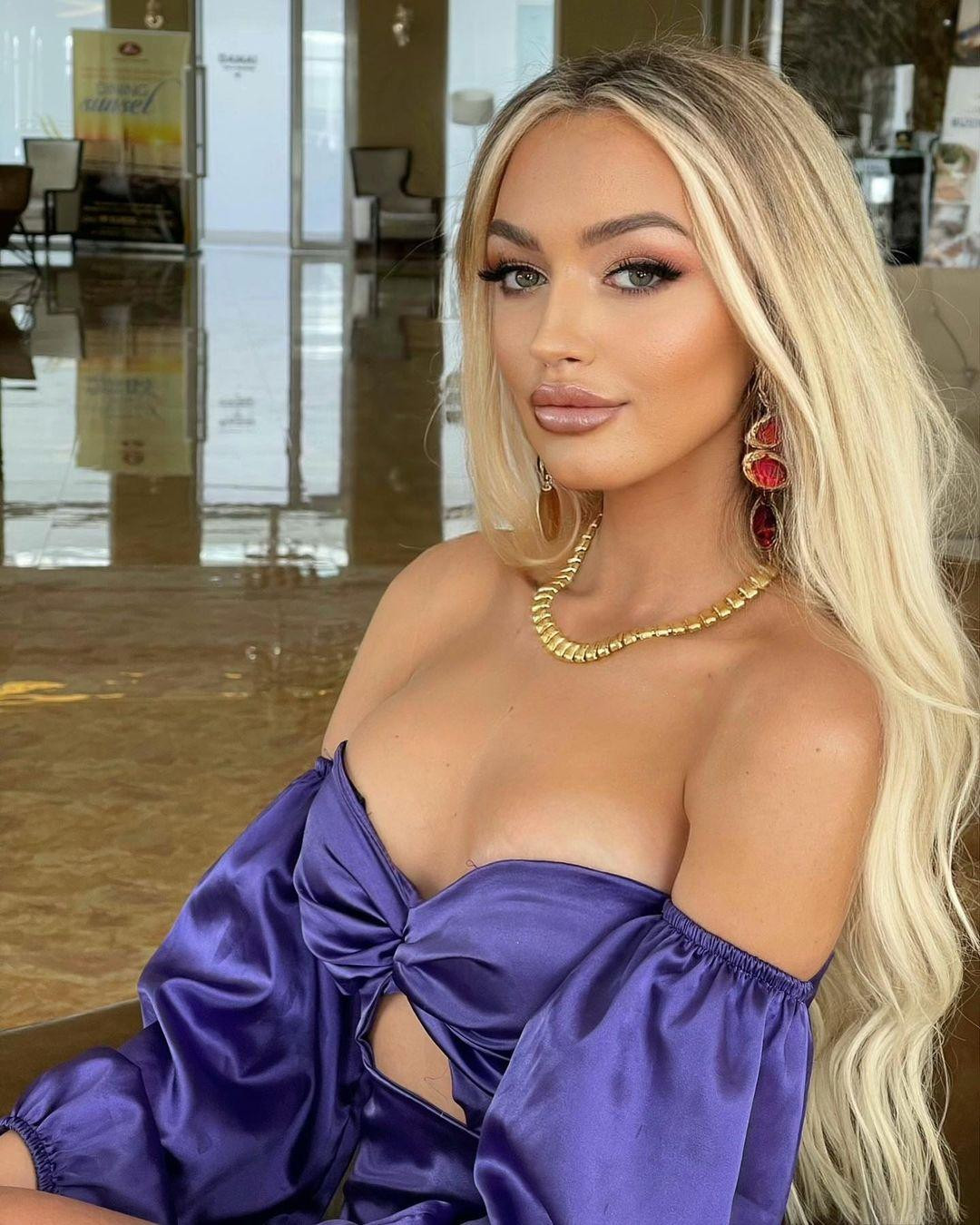 Tân Hoa hậu năm nay mới chỉ 19 tuổi, sở hữu gương mặt xinh đẹp cùng mái tóc vàng óng ả như búp bê Barbie. Tân Hoa hậu năm nay mới chỉ 19 tuổi, sở hữu gương mặt xinh đẹp cùng mái tóc vàng óng ả như búp bê Barbie.