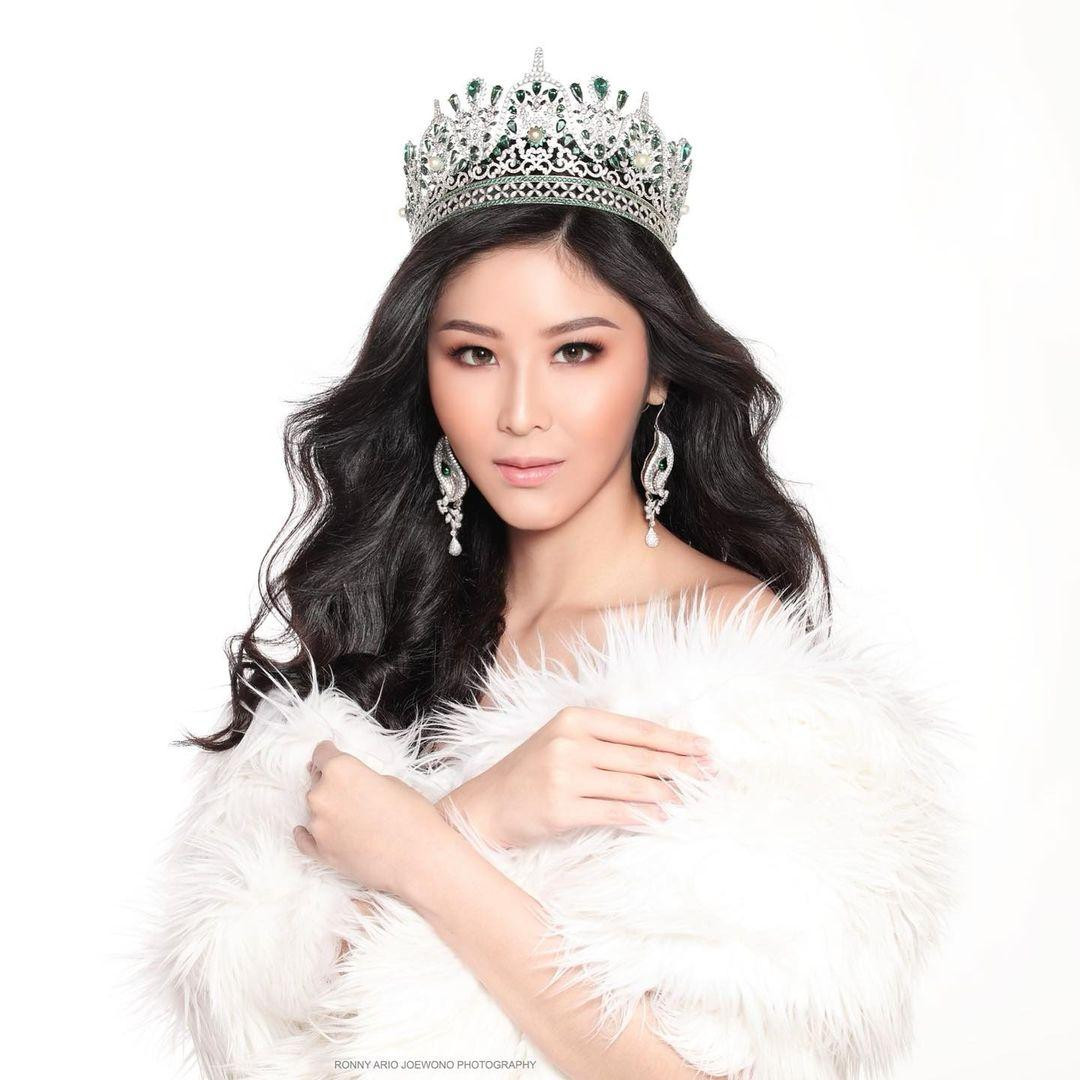 Ở khu vực châu Á, Hoa hậu Quốc tế Indonesia Putu Ayu Sarawati đang là đối thủ nặng ký của Á hậu Phương Anh. Cô sở hữu gương mặt nhẹ nhàng, trong trẻo cùng chiều cao lên tới 1m80.