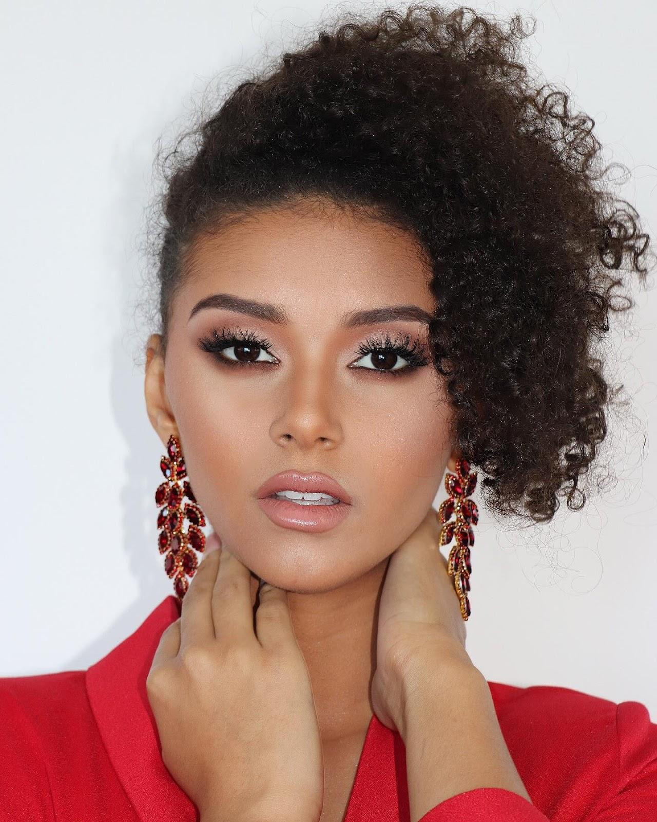 Birta Abiba Þórhallsdóttir - top 10 Hoa hậu Hoàn vũ 2019 gây bất ngờ khi trở thành chủ nhân của danh hiệu Miss Grand Slam 2019. Theo ban tổ chức,người đẹp Iceland giành danh hiệu Miss Grand Slam nhờ vẻ đẹp tự nhiên và tính cách nồng ấm. Ở cuộc thi quốc tế, Birta được khen nhờ lối ứng xử mộc mạc, khác nhiều thí sinh khác.