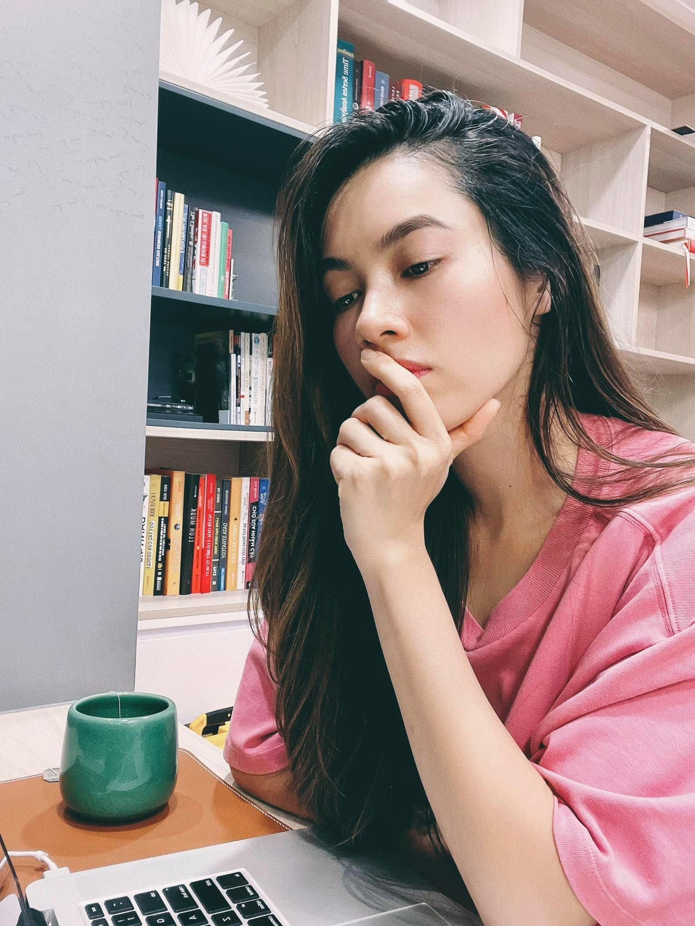 Á hậu Hoàng My chăm chỉ làm việc ở nhà trong những ngày TP. HCM thực hiện giãn cách xã hội. Á hậu Hoàng My chăm chỉ làm việc ở nhà trong những ngày TP. HCM thực hiện giãn cách xã hội.