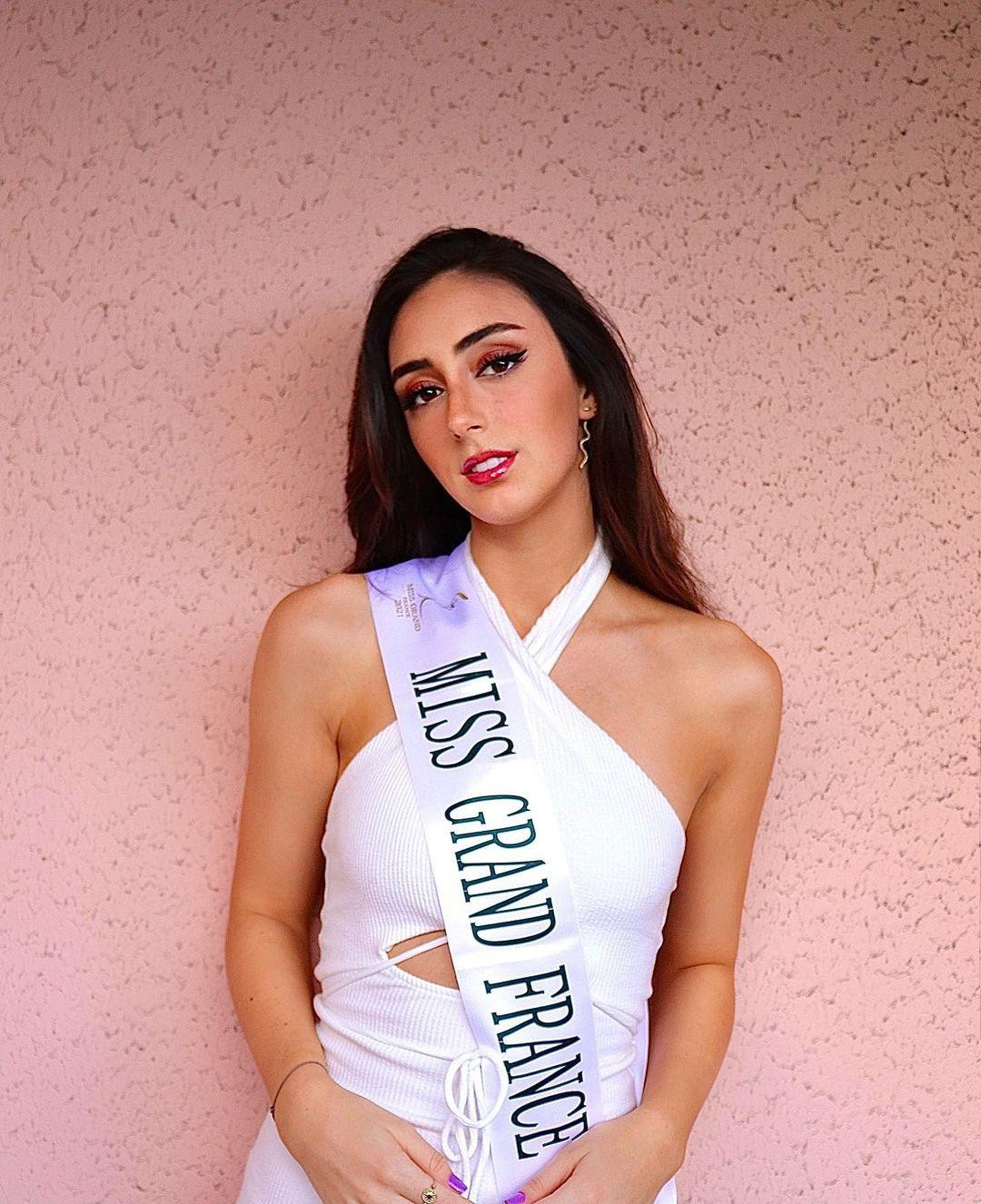 Tân Hoa hậu Hoà bình Pháp không phải gương mặt mới trong lĩnh vực sắc đẹp. Cô từng thi Miss Aquitaine 2018 và giành giải á hậu 1. Tân Hoa hậu Hoà bình Pháp không phải gương mặt mới trong lĩnh vực sắc đẹp. Cô từng thi Miss Aquitaine 2018 và giành giải á hậu 1.