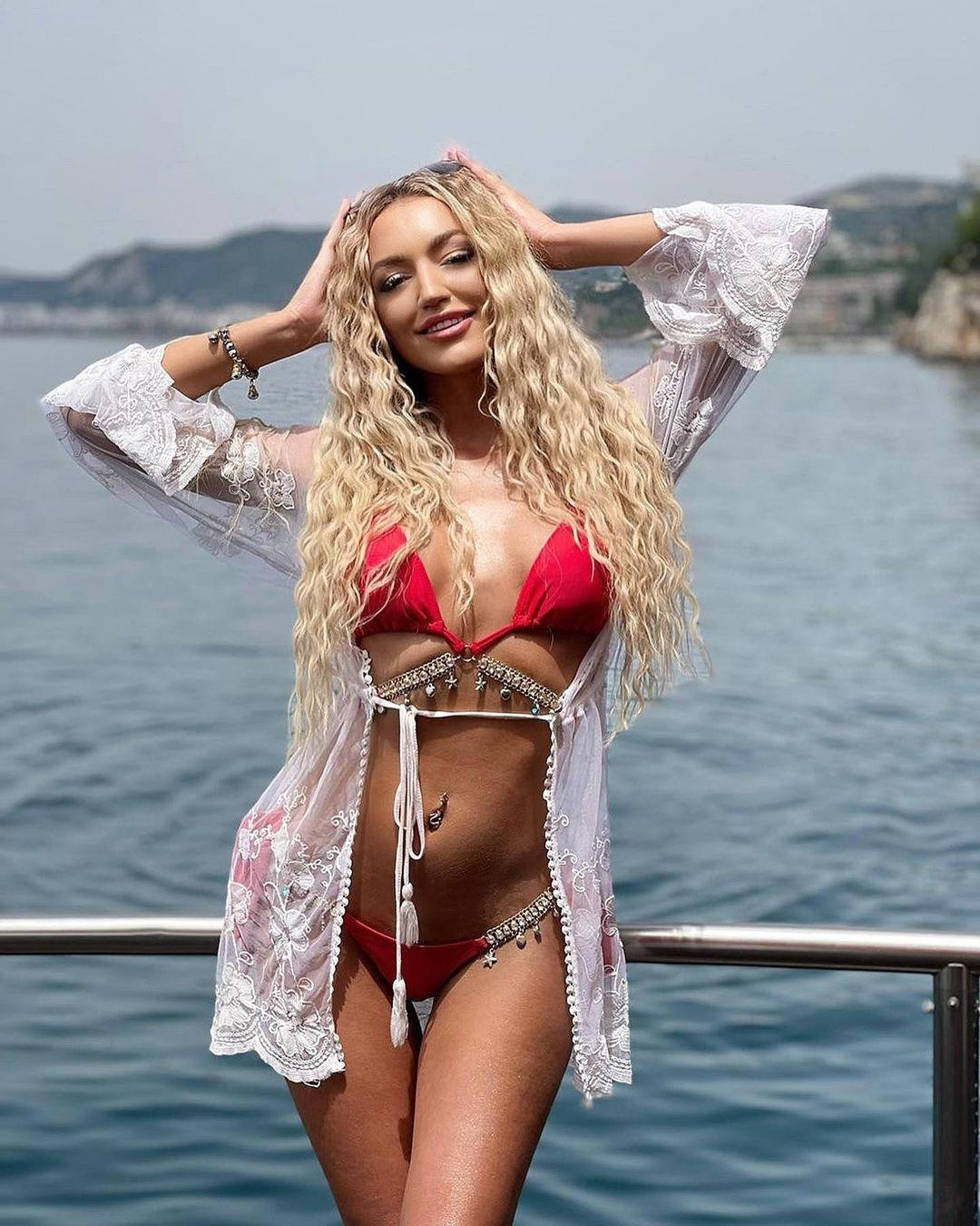 Trên trang cá nhân, người đẹp không ngần ngại đăng tải những bức ảnh đầy quyến rũ với bikini, khoe trọn body nóng bỏng. Trên trang cá nhân, người đẹp không ngần ngại đăng tải những bức ảnh đầy quyến rũ với bikini, khoe trọn body nóng bỏng.