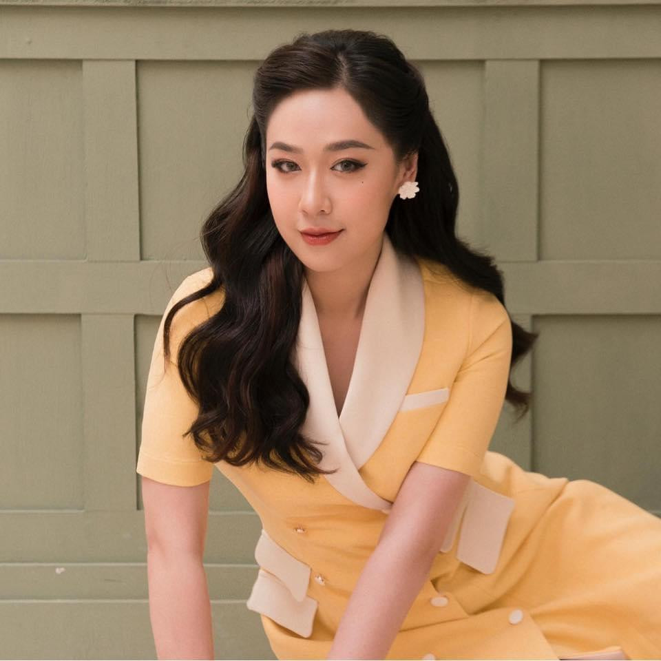 Người đẹp top 15 HHVN 2018 Phạm Ngọc Hà My duyên dáng, kiêu kỳ trong trang phục màu vàng nền nã.