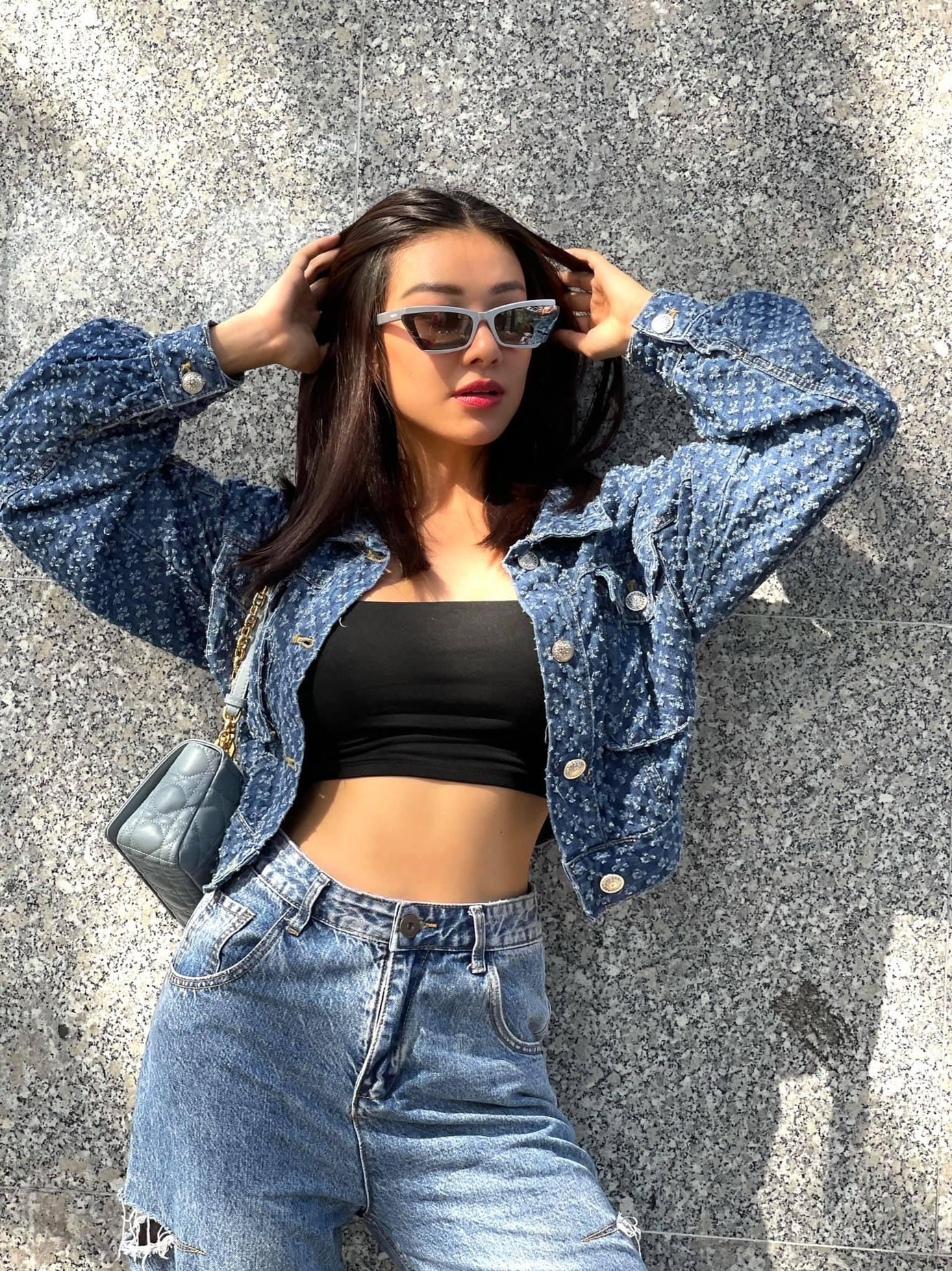 Á hậu Kim Duyên diện crop-top khoe trọn vòng eo săn chắc, quyến rũ.