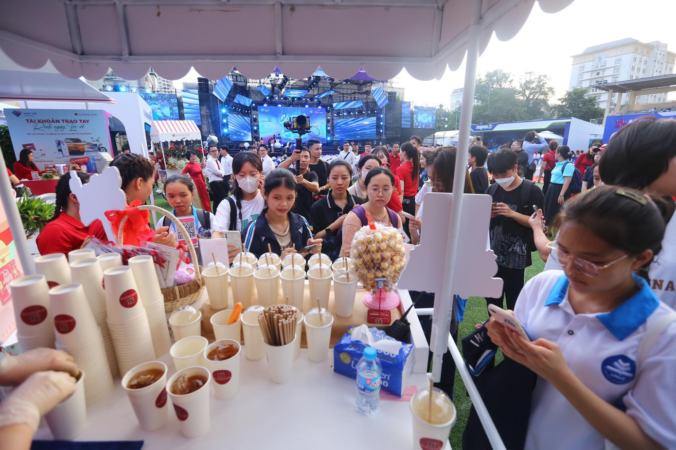 Ngoài ra, khách hàng check-in tại gian hàng được tặng ngay phần quà hấp dẫn, bao gồm túi tote, cốc uống nước, sổ, bút, móc chìa khóa.