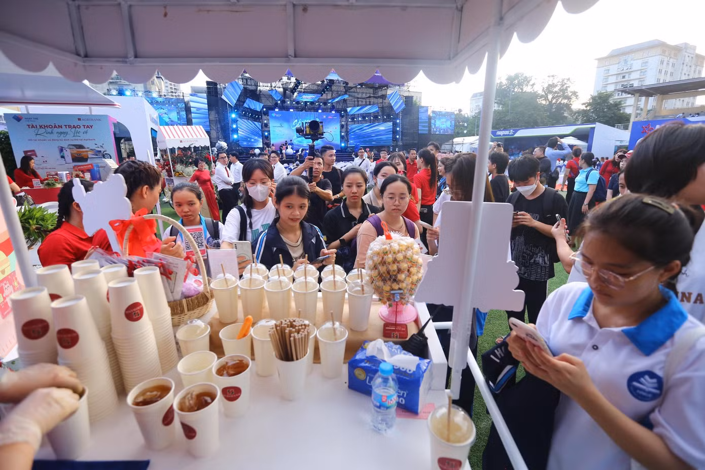 Ngoài ra, khách hàng check-in tại gian hàng được tặng ngay phần quà hấp dẫn, bao gồm túi tote, cốc uống nước, sổ, bút, móc chìa khóa.
