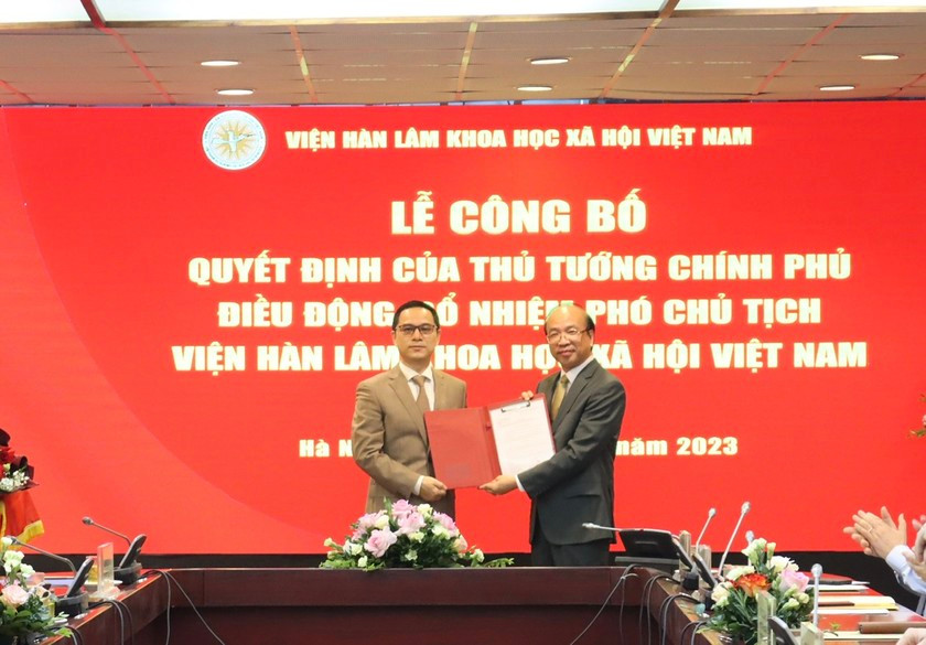 PGS.TS Tạ Minh Tuấn (bên trái) nhận quyết định điều động, bổ nhiệm chức vụ Phó chủ tịch Viện Hàn lâm Khoa học xã hội Việt Nam. Ảnh: PLVN.