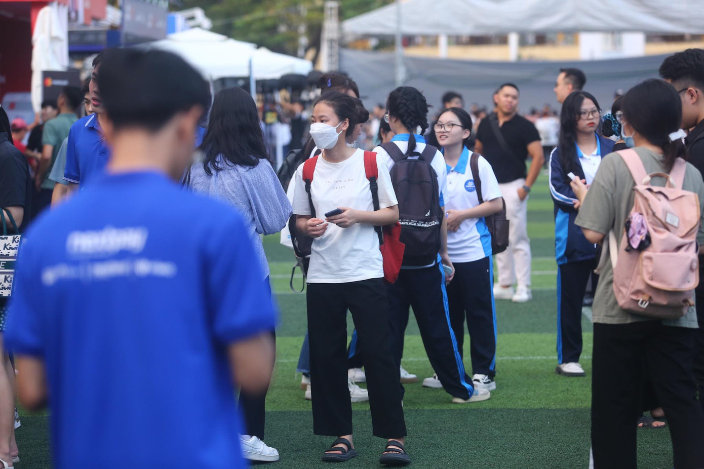 Dòng người dần lấp đầy sân vận động.