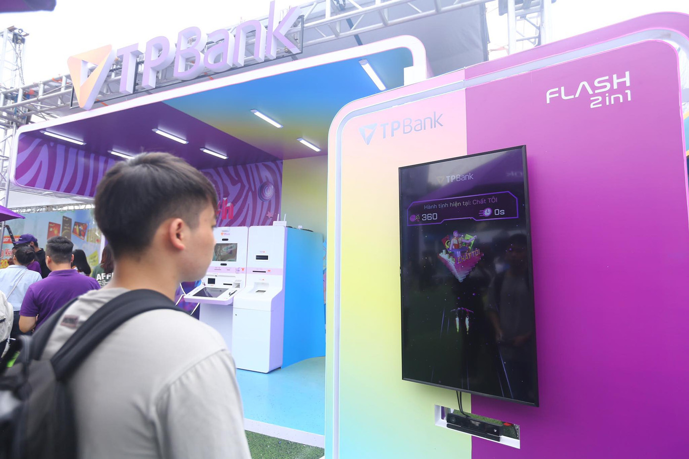 Một sinh viên chơi trò chơi thực tế ảo, được thiết lập trước gian hàng TPBank.