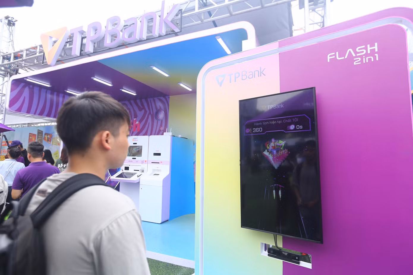 Một sinh viên chơi trò chơi thực tế ảo, được thiết lập trước gian hàng TPBank.