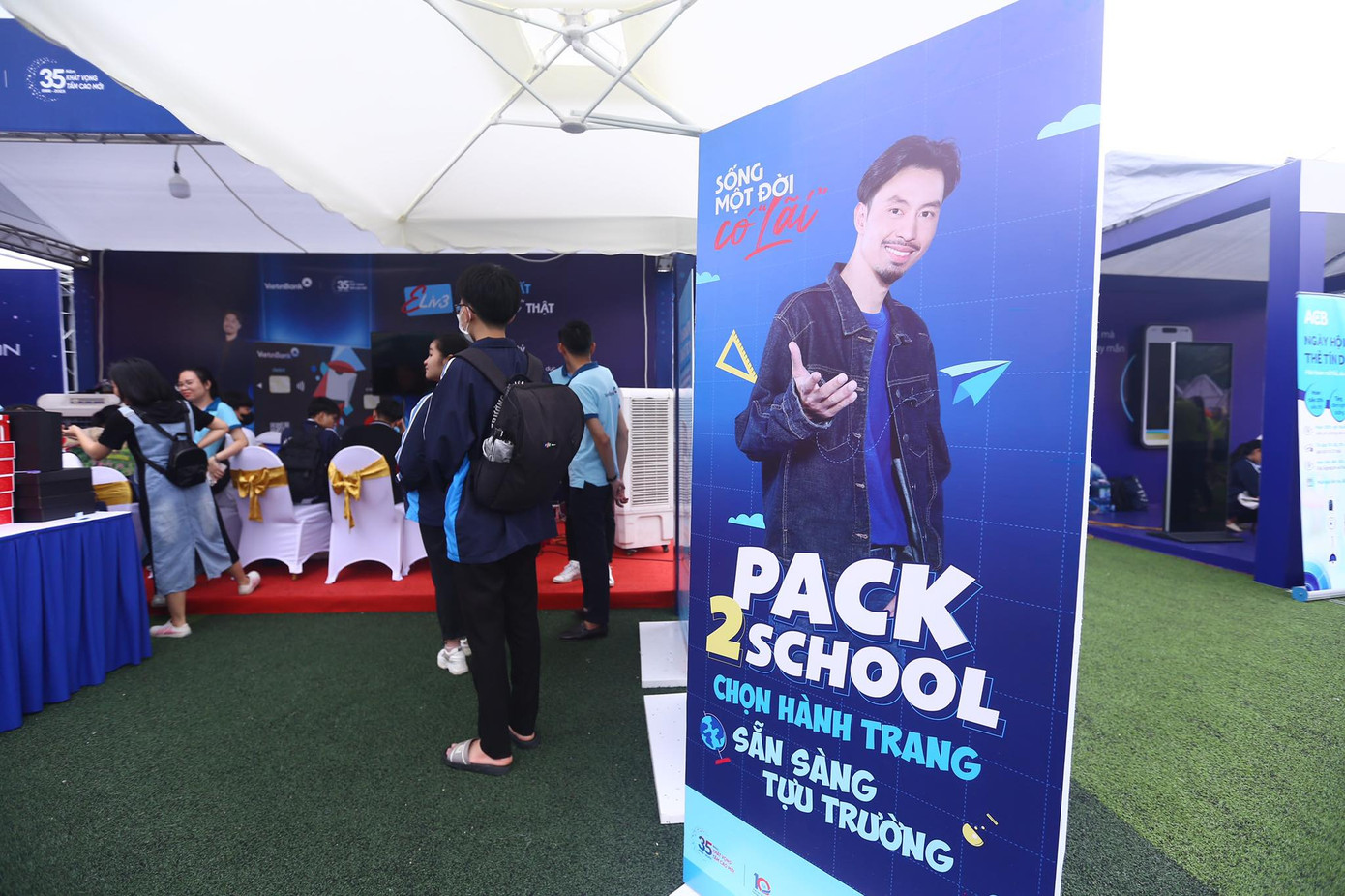 Điểm nổi bật về gian hàng VietinBank là tấm biển quảng cáo in hình Đen Vâu. Được biết, rapper Mang tiền về cho mẹ là nghệ sĩ đồng hành cùng VietinBank trong chiến dịch Sống một đời có “lãi” nhân dịp kỷ niệm 35 năm thành lập. Điểm nổi bật về gian hàng VietinBank là tấm biển quảng cáo in hình Đen Vâu. Được biết, rapper Mang tiền về cho mẹ là nghệ sĩ đồng hành cùng VietinBank trong chiến dịch Sống một đời có “lãi” nhân dịp kỷ niệm 35 năm thành lập.