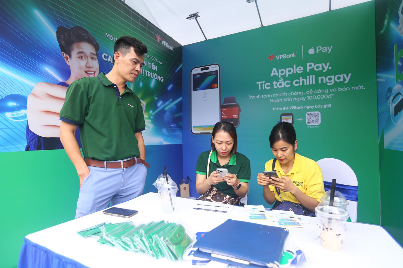 Ngân hàng cũng liên kết với Apple Pay giúp người dùng thanh toán nhanh chóng, dễ dàng và hoàn tiền ngay 100.000 đồng.