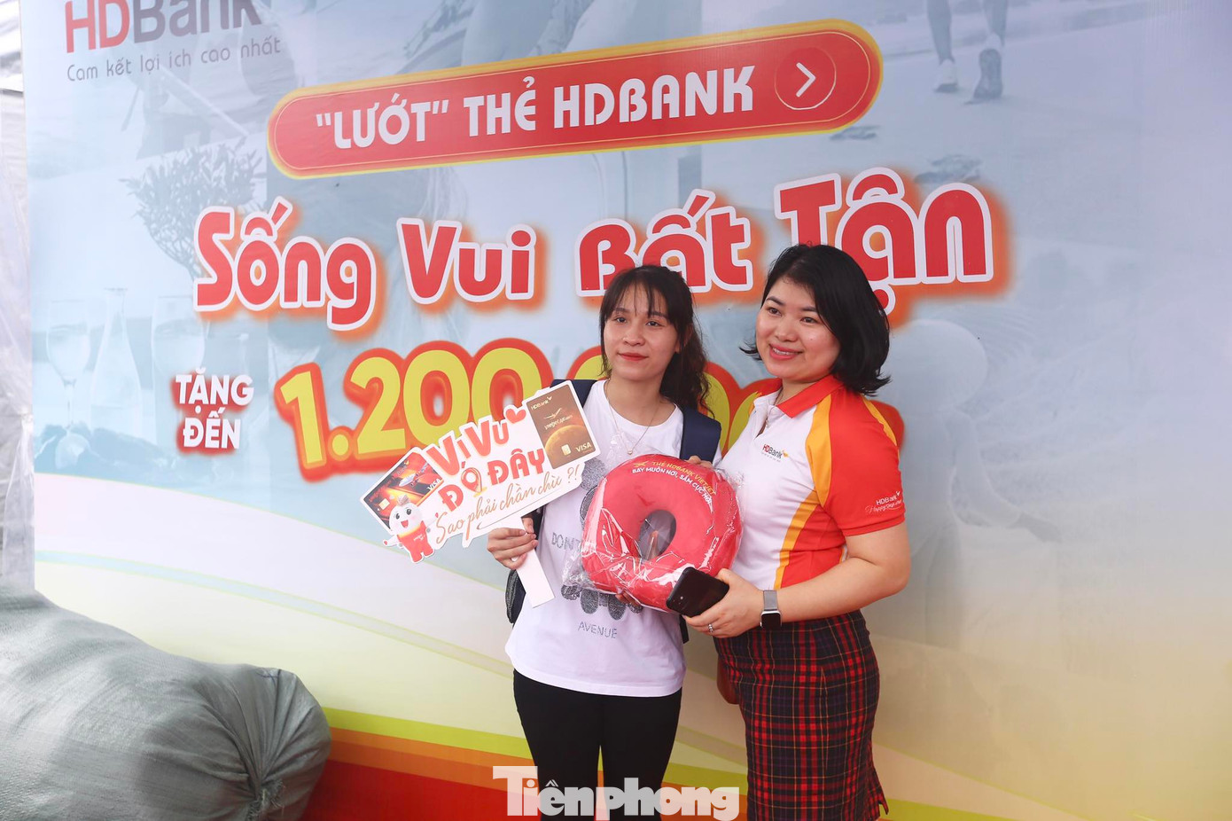 Một bạn sinh viên được trao quà liền tay khi check-in tại gian hàng HD Bank.