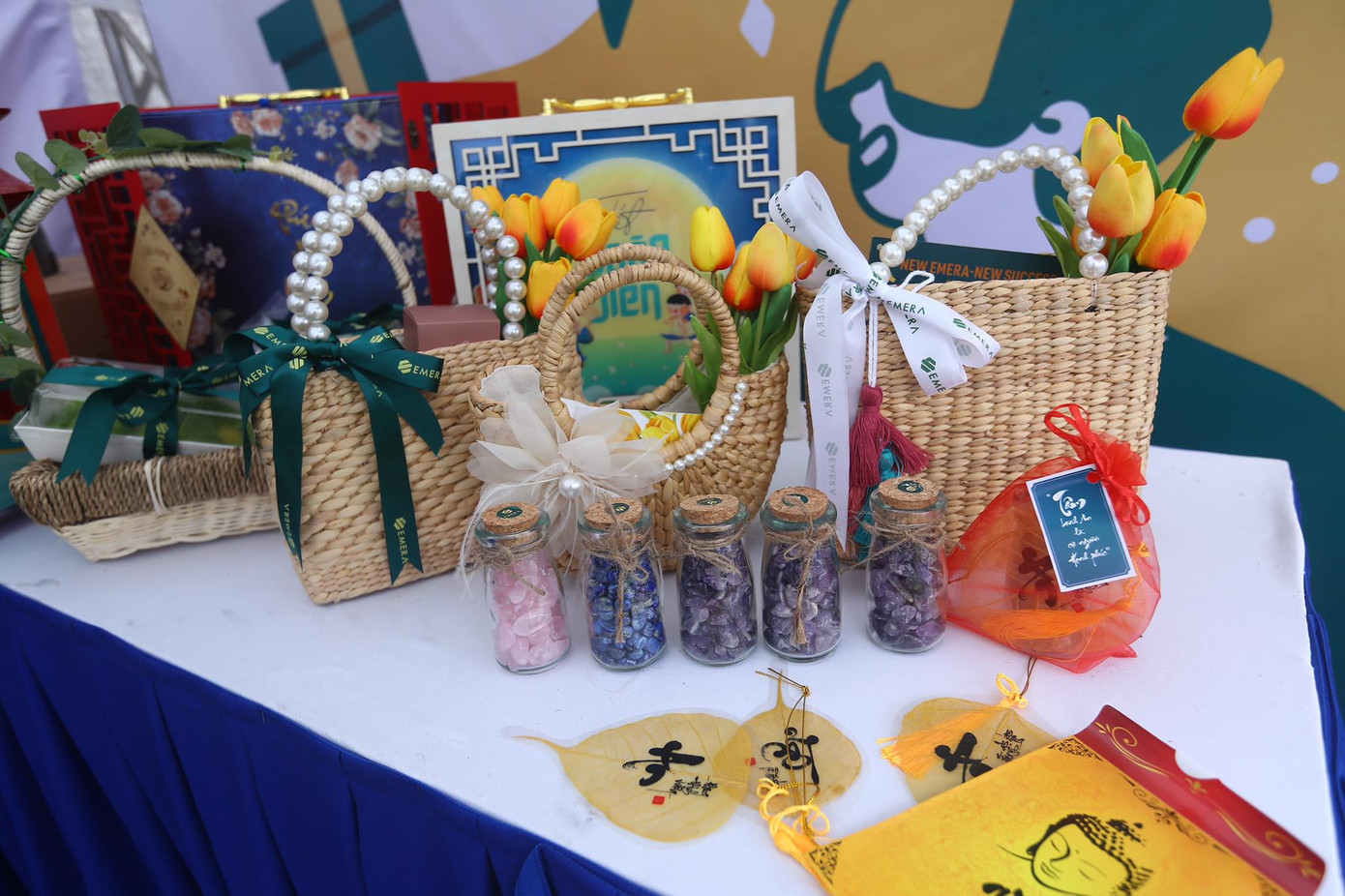 Emera chuyên cung cấp các giải pháp quà tặng chất lượng cao, được tư vấn, thiết kế riêng cho doanh nghiệp, tổ chức để quảng bá hình ảnh và thương hiệu. Đến gian hàng, khách hàng được giới thiệu các sản phẩm độc đáo như những hộp quà thiết kế kỳ công, lá bồ đề, đá phong thủy...