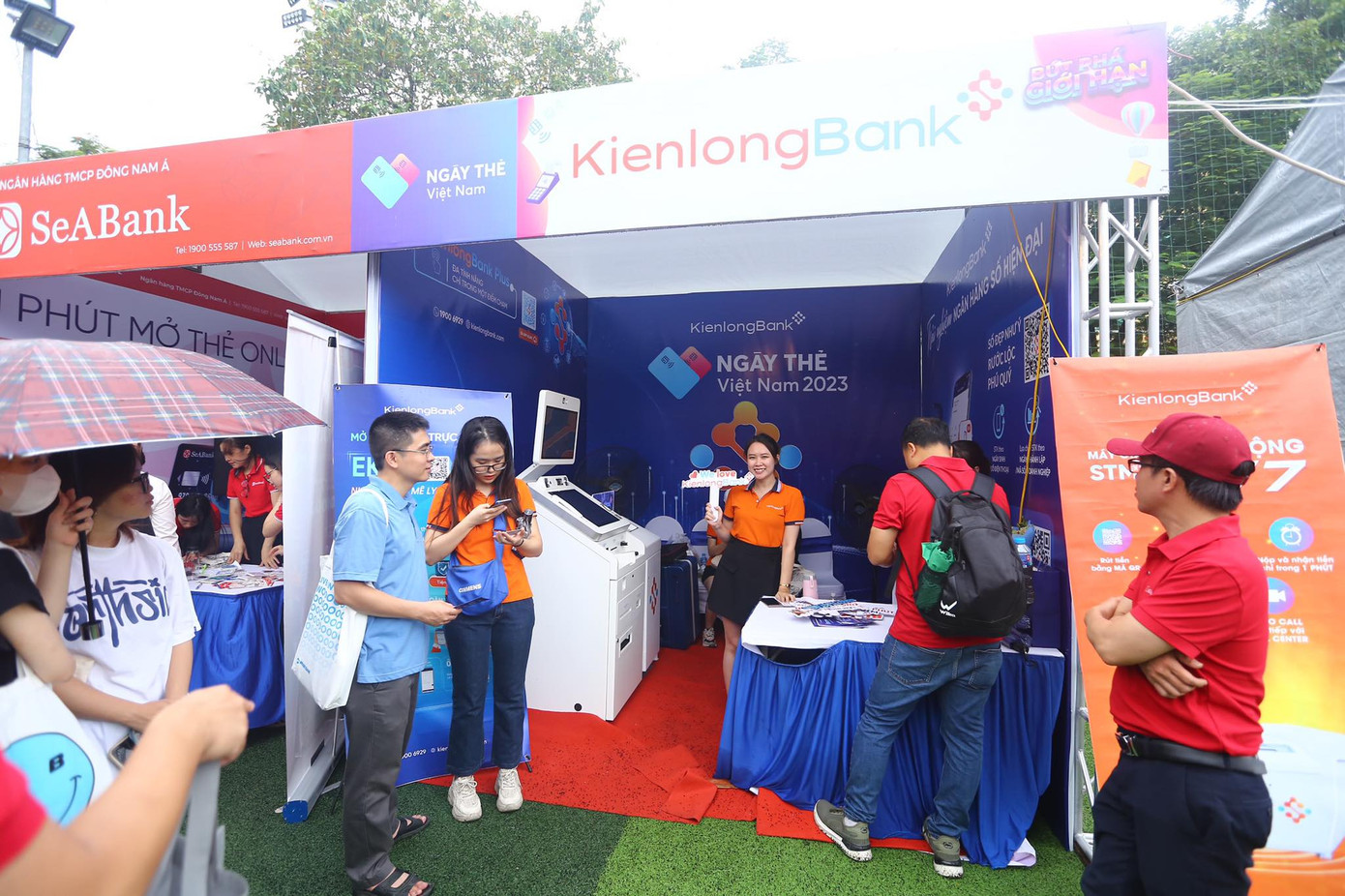 Gian hàng KienlongBank cũng là điểm đến hấp dẫn nhờ chương trình mở tài khoản trực tuyến theo số điện thoại và ngày, tháng, năm sinh. Khách hàng cũng được miễn phí dịch vụ Mobile Banking, Internet Banking và chuyển tiền liên ngân hàng.