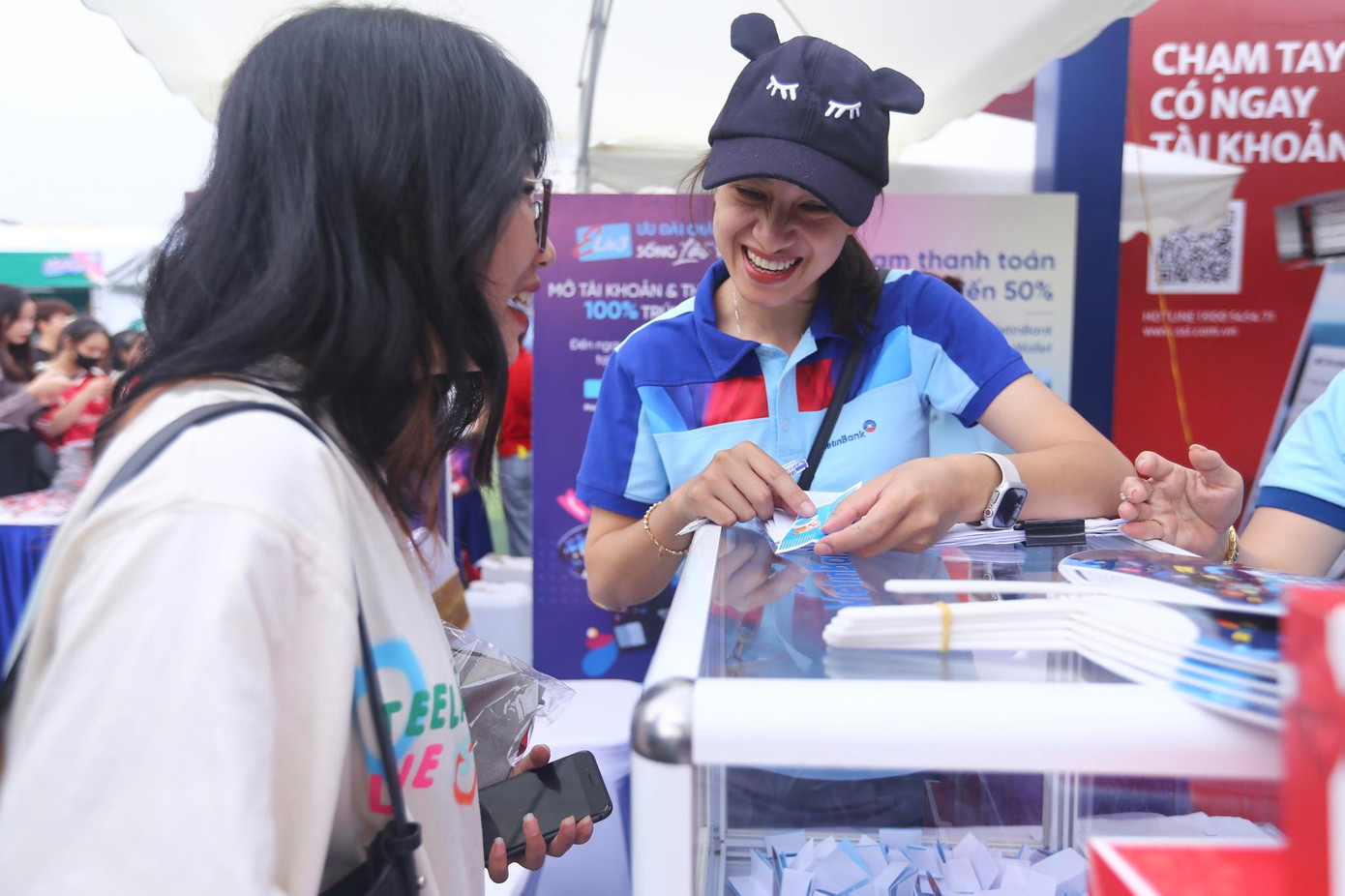 Sau khi mở thẻ, khách hàng được tặng cơ hội bốc thăm trúng thưởng Sau khi mở thẻ, khách hàng được tặng cơ hội bốc thăm trúng thưởng