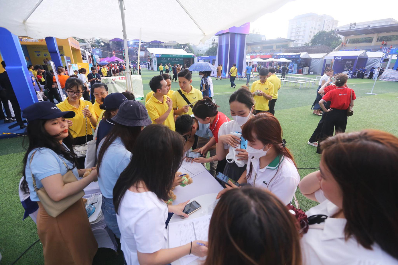 Chiều 6/10, sân vận động Đại học Sư phạm Hà Nội nhộn nhịp hơn bao giờ hết khi gian hàng của các ngân hàng, thương hiệu trong khuôn khổ sự kiện Ngày thẻ Việt Nam 2023 - Sóng Festival được mở.