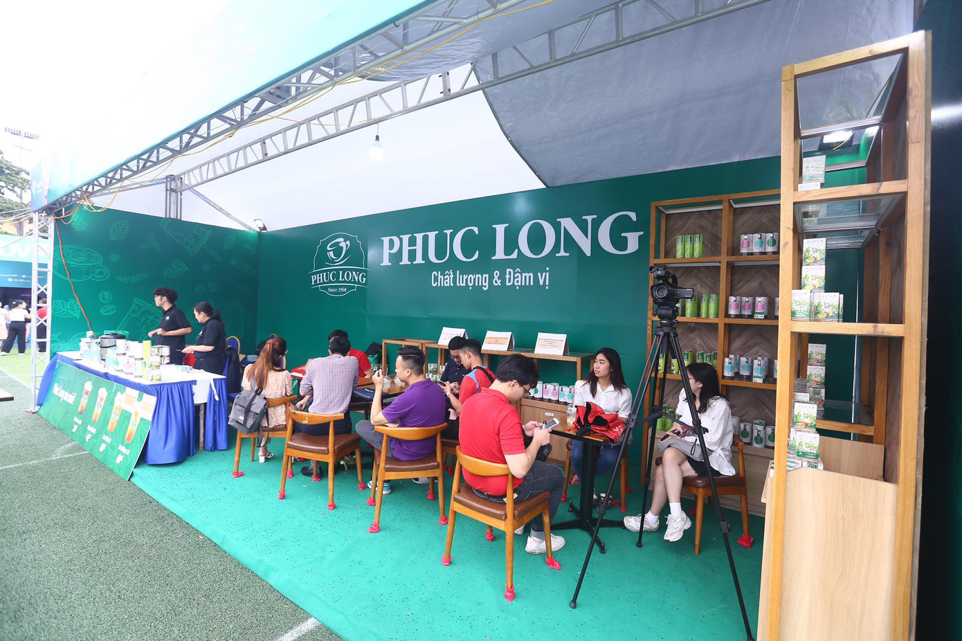 Khách hàng ghé Phúc Long vừa được thưởng thức những thức uống ngon miệng, vừa có chỗ ngồi êm ái, cũng có thể mua các sản phẩm trà được bày bán.