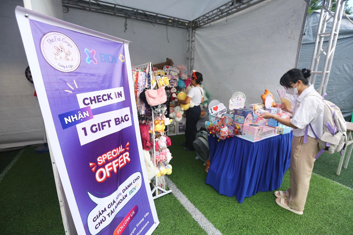 Đến với sự kiện, người trải nghiệm có cơ hội nhận các phần quà thiết thực như túi tote, mũ bảo hiểm, móc chìa khoá gắn mã QR cá nhân...