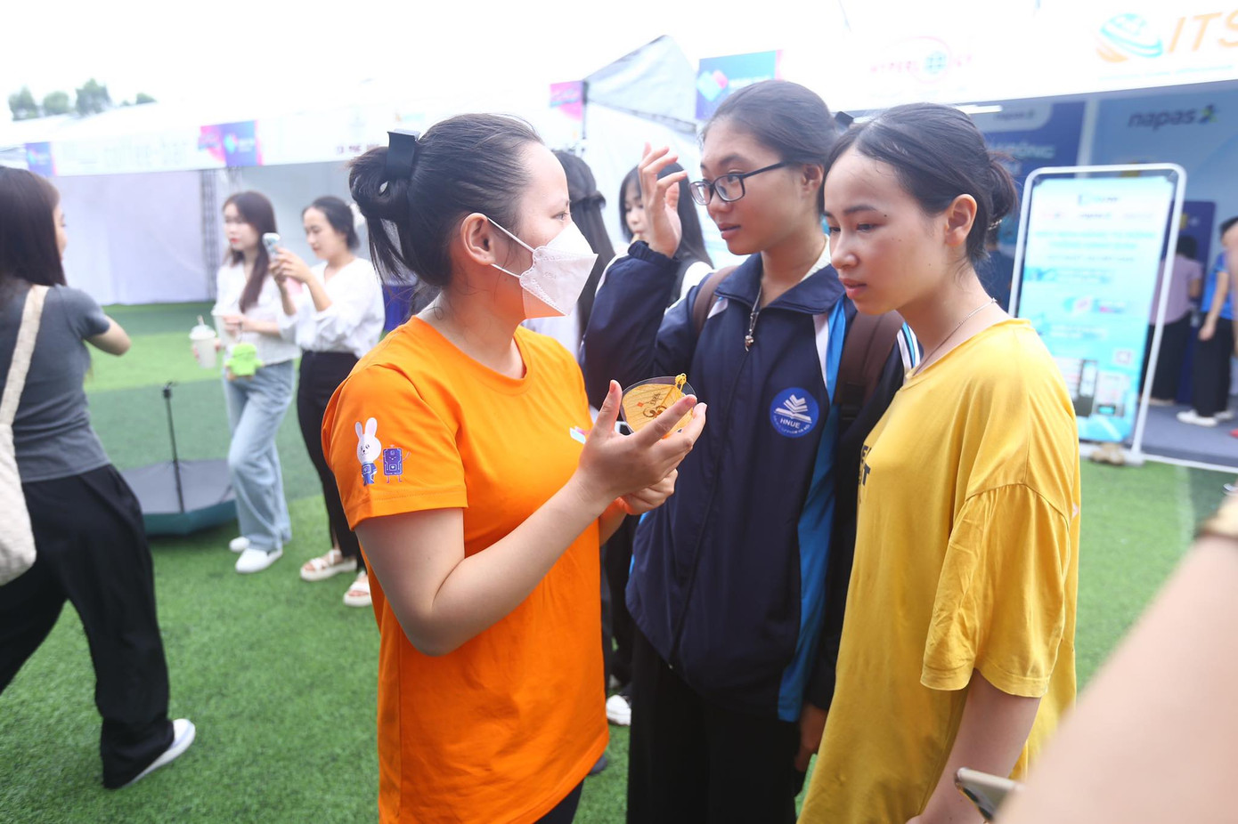 Emera chuyên cung cấp các giải pháp quà tặng chất lượng cao, được tư vấn, thiết kế riêng cho doanh nghiệp, tổ chức để quảng bá hình ảnh và thương hiệu. Đến gian hàng, khách hàng được giới thiệu các sản phẩm độc đáo như những hộp quà thiết kế kỳ công, lá bồ đề, đá phong thủy...