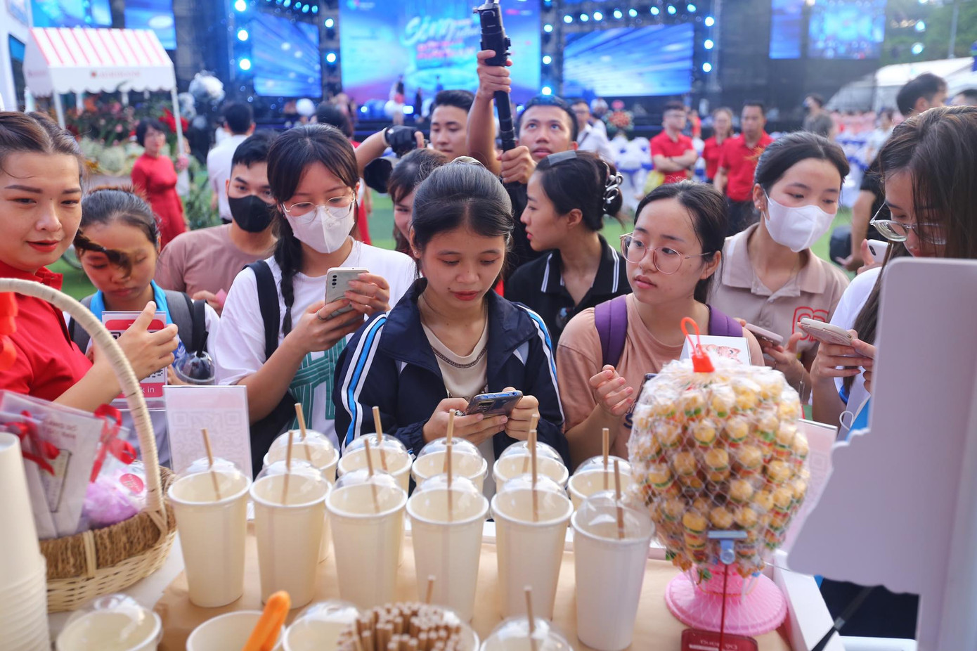 Gian hàng Agribank chuẩn bị nước uống, đồ ăn phục vụ khách hàng ghé thăm, chỉ cần vài giây quét mã QR, có ngay ly nước mát lạnh giải nhiệt.