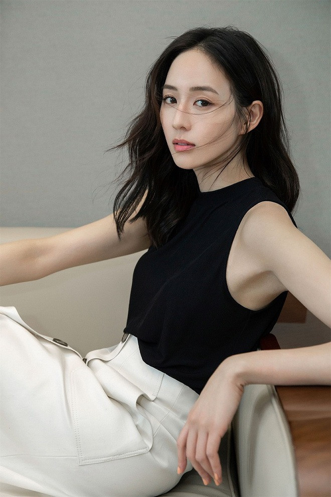 Hạng 9 thuộc về nữ diễn viên Trương Quân Ninh. Ngôi sao Võ Mị Nương truyền kỳ sở hữu vẻ đẹp thông minh, đài các, dù đã 41 tuổi vẫn không sụt giảm. Ngay cả trong những khoảnh khắc ít son phấn, cô vẫn cuốn hút nhờ đường nét thanh tú và làn da mịn màng. Cô được người hâm mộ ca ngợi là “Đệ nhất khí chất mỹ nhân Đài Loan". Hạng 9 thuộc về nữ diễn viên Trương Quân Ninh. Ngôi sao Võ Mị Nương truyền kỳ sở hữu vẻ đẹp thông minh, đài các, dù đã 41 tuổi vẫn không sụt giảm. Ngay cả trong những khoảnh khắc ít son phấn, cô vẫn cuốn hút nhờ đường nét thanh tú và làn da mịn màng. Cô được người hâm mộ ca ngợi là “Đệ nhất khí chất mỹ nhân Đài Loan".