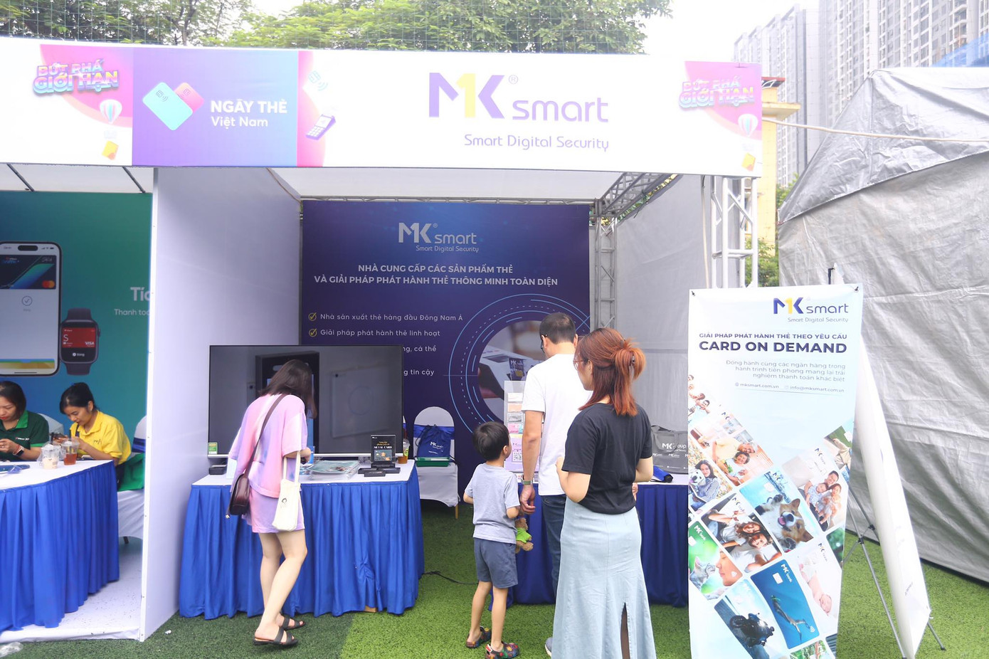 Tại sự kiện Ngày thẻ Việt Nam 2023 - Sóng Festival, MK Smart giới thiệu đến khách hàng ghé gian hàng những sản phẩm thẻ và giải pháp phát hành thẻ thông minh toàn diện.