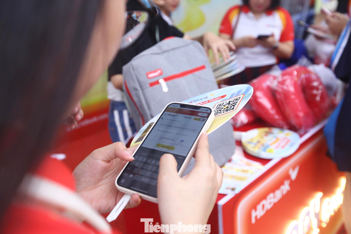 Thao tác mở thẻ vô cùng đơn giản, nhanh chóng. Chỉ cần scan mã QR, điền các thông tin cần thiết và chờ cuộc gọi thẩm định, khách hàng có ngay thẻ tín dụng miễn phí thường niên trong một năm đầu, với tổng ưu đãi lên đến 1,2 triệu đồng.