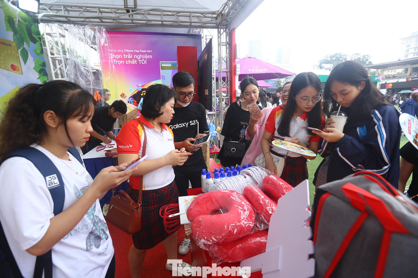 Tại gian hàng, khách hàng mở thẻ nhận ngay quà tặng như ba lô, gối kẹp cổ... Bên cạnh đó, ngân hàng cũng chuẩn bị những món quà khác như nước rửa tay, mũ lưỡi trai... cho hoạt động check-in và chơi trò plinko.