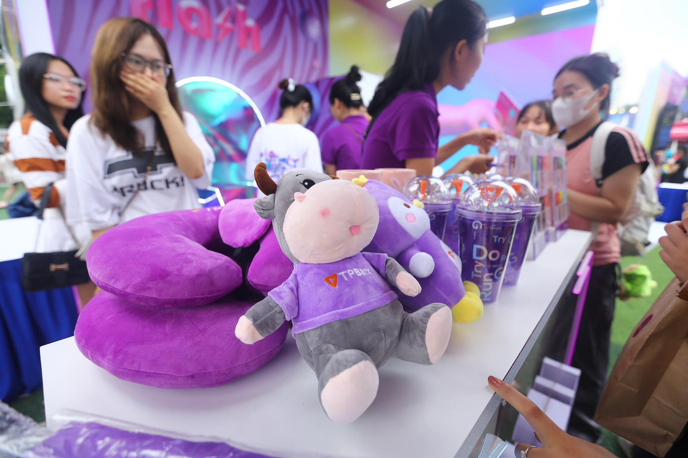 Một điểm hấp dẫn khác là các phần quà đa dạng, đáng yêu, màu sắc hiện đại như gấu bông, gối kẹp cổ, bình nước, cốc in hình hoạt họa, sổ tay, bút... Khách hàng được chọn một trong các phần quà ngay sau khi xác nhận mở thẻ.