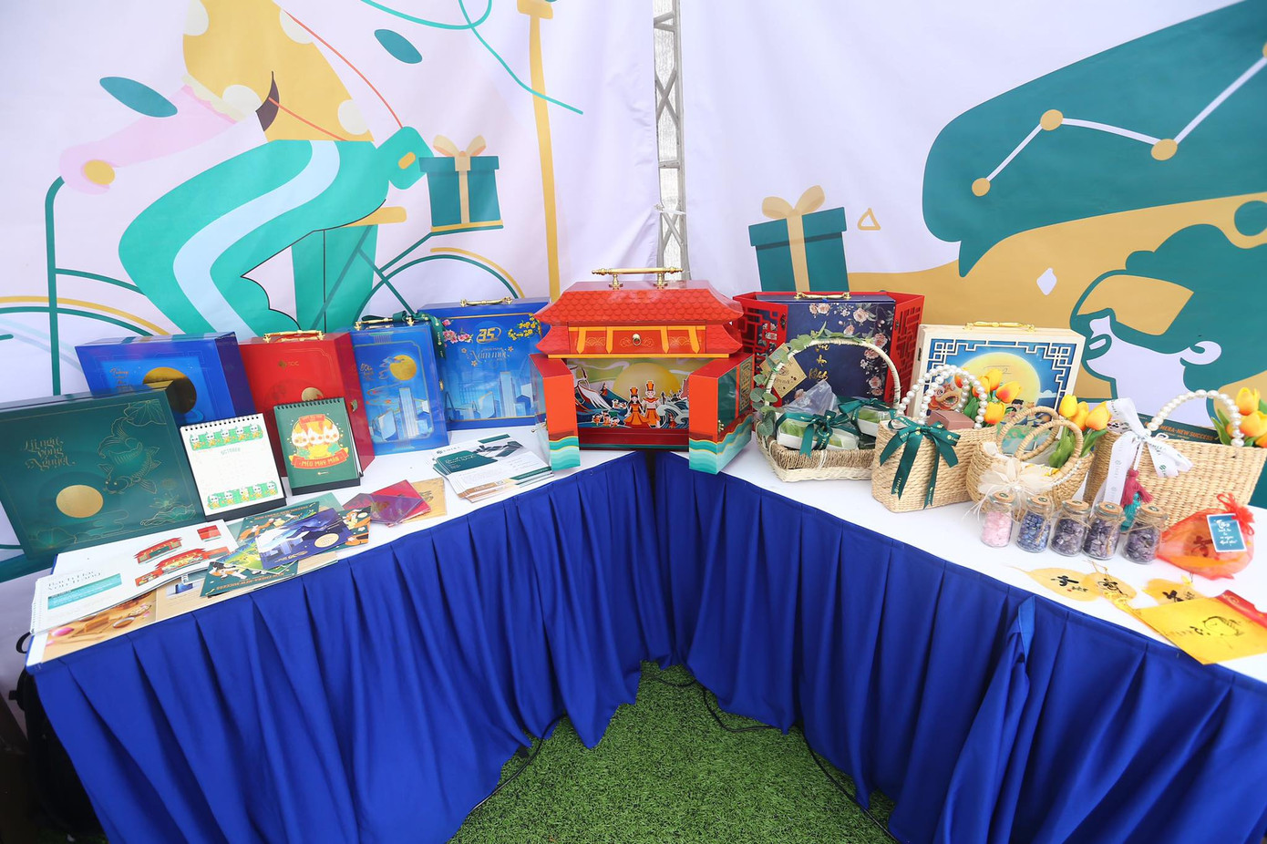 Emera chuyên cung cấp các giải pháp quà tặng chất lượng cao, được tư vấn, thiết kế riêng cho doanh nghiệp, tổ chức để quảng bá hình ảnh và thương hiệu. Đến gian hàng, khách hàng được giới thiệu các sản phẩm độc đáo như những hộp quà thiết kế kỳ công, lá bồ đề, đá phong thủy...