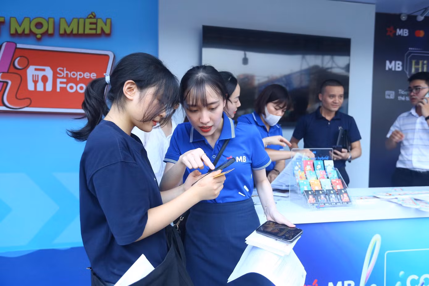 Nhiều bạn sinh viên ghé thăm các gian hàng, được nhân viên tư vấn mở thẻ nhận quà, ưu đãi.