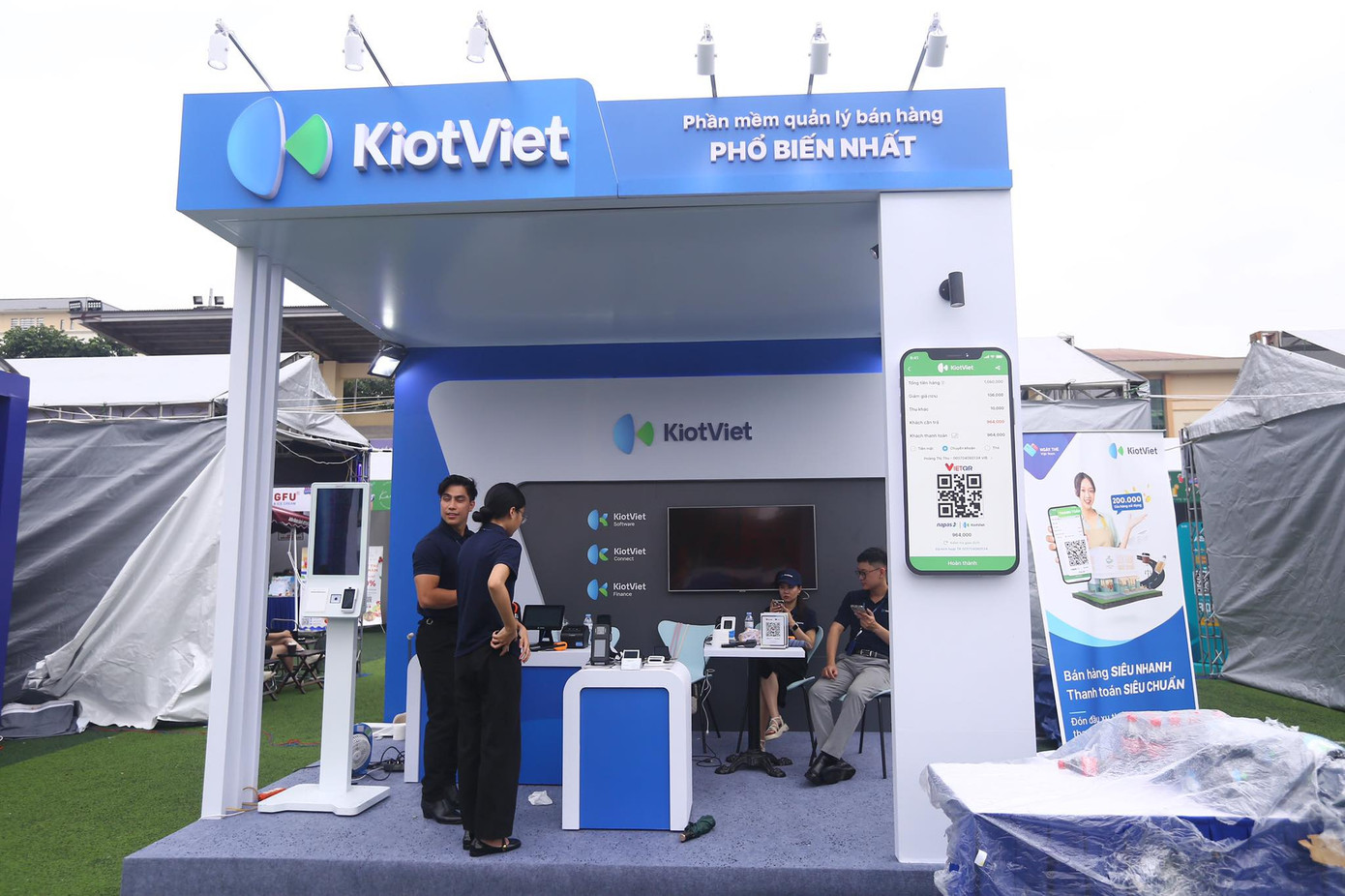 KiotViet là một trong những thương hiệu đồng hành thường xuyên với sự kiện Ngày thẻ Việt Nam 2023 - Sóng Festival những năm qua. Gian hàng giới thiệu đến người ghé thăm về phần mềm quản lý bán hàng phổ biến nhất.